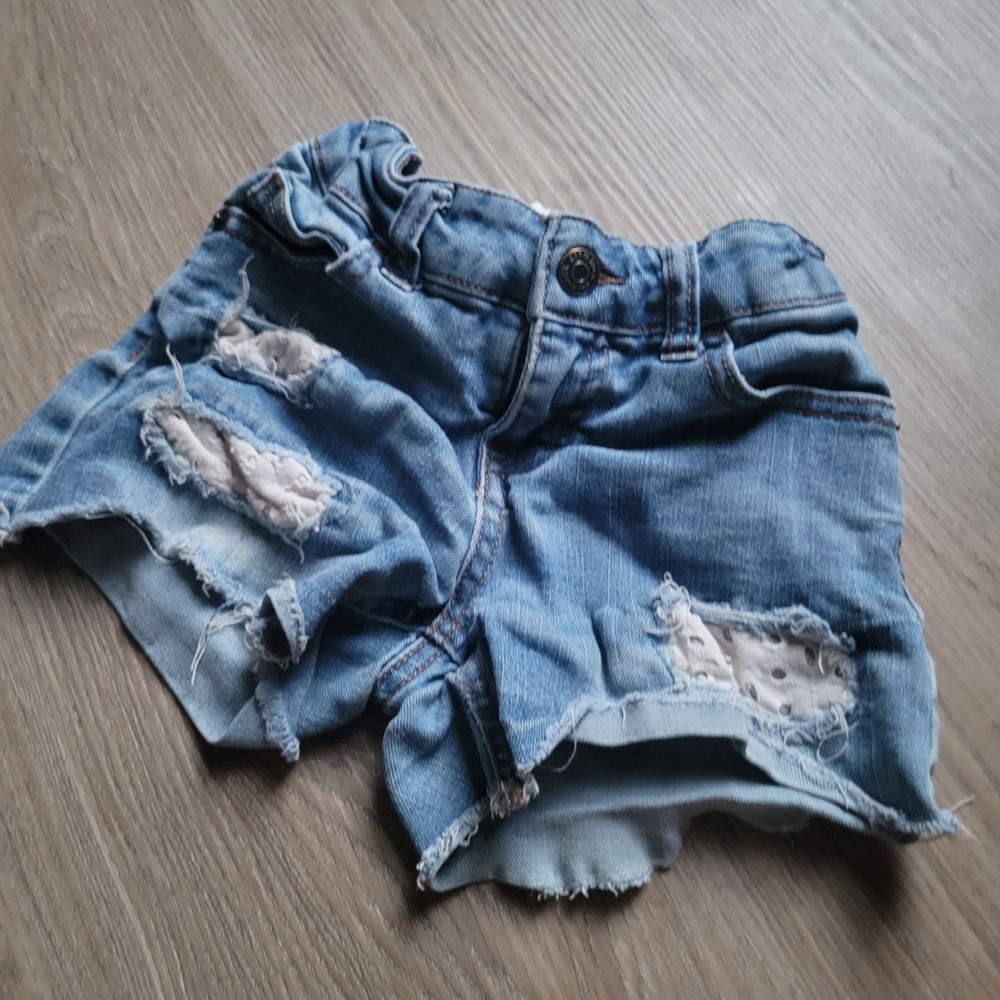 Cat‎ & Jack Denim Shorts Girls Size M 7/8 Blue Distressed Eyelet Lace Frayed Hem